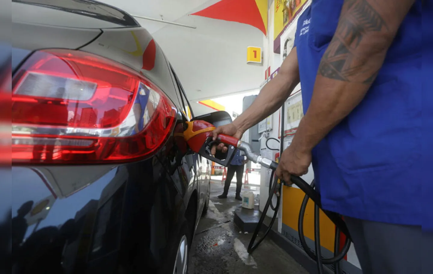 Expectativa é que preço dos combustíveis caia  os postos com redução do imposto pelos estados