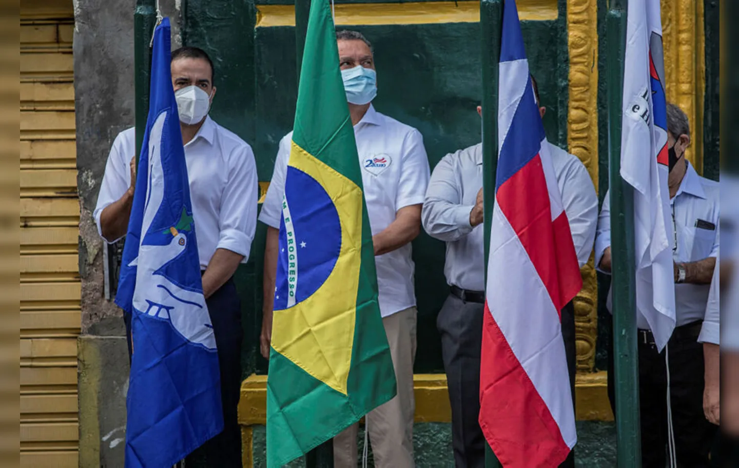 Bruno Reis, prefeito de Salvador e Rui Costa, Governador da Bahia, hasteiam bandeiras em cerimônia sem festa de 2021