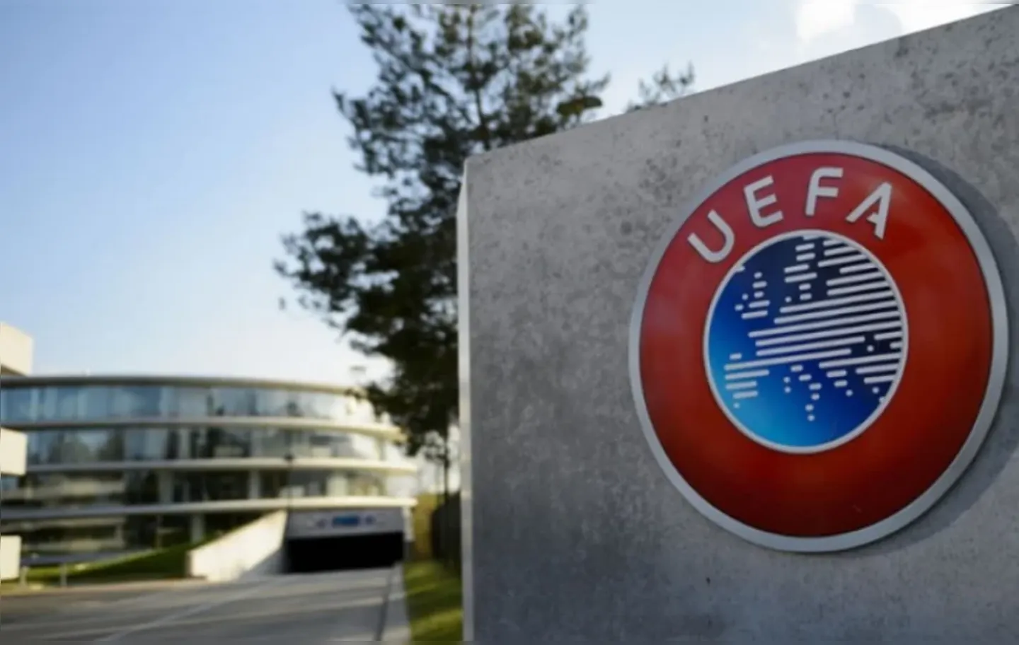 UEFA vai monitorar redes sociais para combater mensagens racistas contra jogadores.