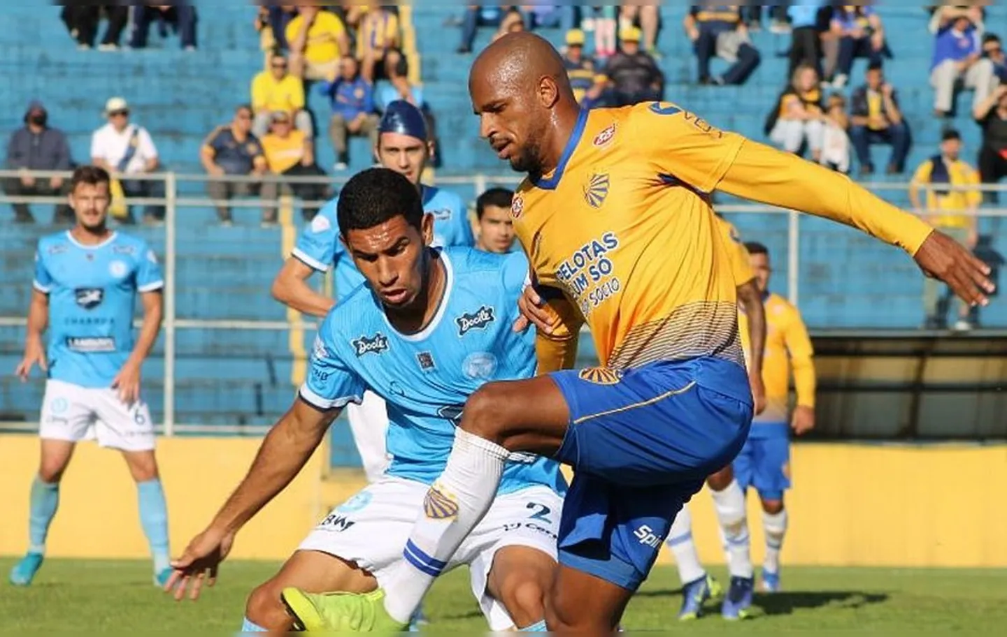O jogador acumula passagem por equipes do futebol brasileiro e do Uruguai