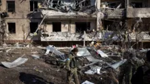 Imagem ilustrativa da imagem Exército russo bombardeia escola que servia de abrigo na Ucrânia