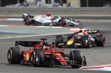 Imagem ilustrativa da imagem Com dobradinha da Ferrari, Leclerc vence GP do Bahrein