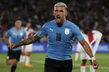 Imagem ilustrativa da imagem Com gol de Arrascaeta, Uruguai vence Peru e se garante na Copa