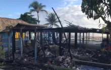 Imagem ilustrativa da imagem Barraca de praia em Buraquinho é destruída após pegar fogo