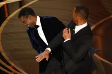 Imagem ilustrativa da imagem Will Smith dá tapa na cara de Chris Rock durante Oscar 2022