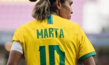 Imagem ilustrativa da imagem Marta é cortada da seleção após sofrer lesão no joelho esquerdo