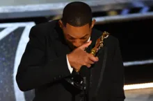 Imagem ilustrativa da imagem Will Smith se desculpa com Chris Rock por tapa no Oscar