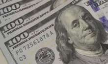 Imagem ilustrativa da imagem Dólar tem maior alta em três semanas com juros nos EUA