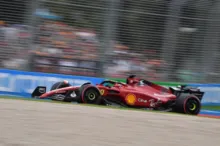 Imagem ilustrativa da imagem Leclerc supera Verstappen e conquista 'pole' do GP da Austrália