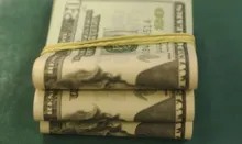Imagem ilustrativa da imagem Dólar tem primeira alta após três quedas e fecha a R$ 4,68