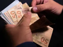 Imagem ilustrativa da imagem Governo propõe salário mínimo de R$ 1.294 para 2023