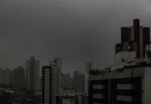 Imagem ilustrativa da imagem Frente fria faz Salvador amanhecer com forte chuva nesta segunda