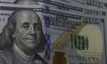 Imagem ilustrativa da imagem Dólar inicia semana em forte queda e fecha a R$ 4,64
