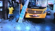 Imagem ilustrativa da imagem Ônibus bate em poste e deixa bairro de Salvador sem energia