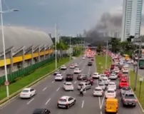 Imagem ilustrativa da imagem Veículo pega fogo na avenida Paralela e deixa trânsito lento