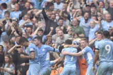 Imagem ilustrativa da imagem Manchester City vence com virada dramática e é campeão inglês