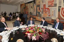 Imagem ilustrativa da imagem Mesa de almoço com Bolsonaro no Rio é vendida a R$ 5 mil