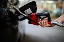 Imagem ilustrativa da imagem Bolsonaro anuncia PEC para reduzir o preço dos combustíveis