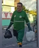 Imagem ilustrativa da imagem Canavieiras: prefeito se veste de gari e faz coleta de lixo