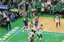 Imagem ilustrativa da imagem Warriors vencem Celtics em Boston e são campeões da NBA