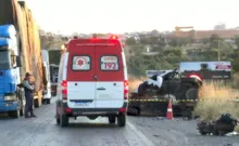 Imagem ilustrativa da imagem Cadeirante morre e bombeiro fica ferido em acidente na BR-020