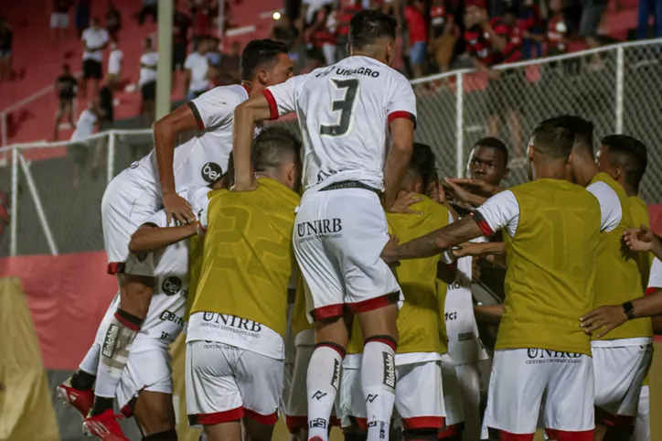 O Vitória precisa acelerar a reformulação do time. Com o que tem, não dá para acreditar no acesso