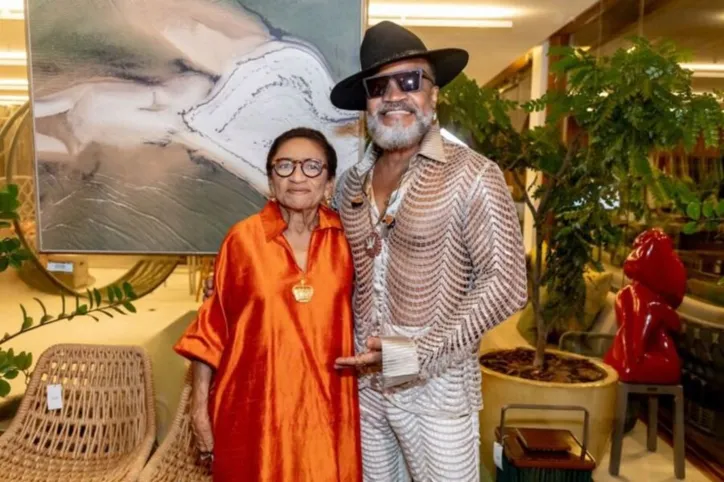 Lícia Fábio e Carilnhos Brown marcaram presença em evento no Caminho das Árvores