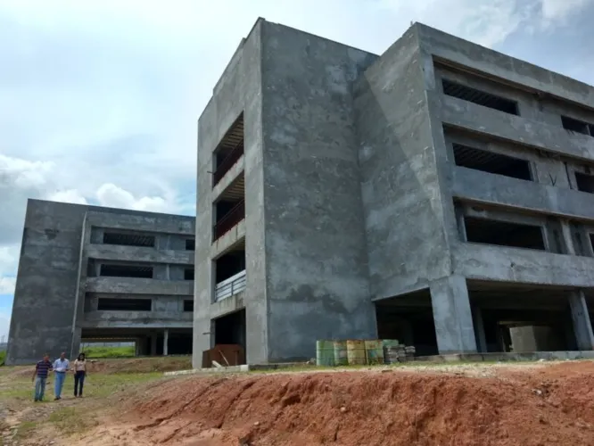 Perseguição ao crescimento do campus se traduz no abandono de uma obra de dois blocos didáticos