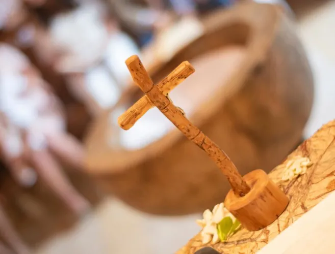 A excomunhão impede o acesso a sacramentos católicos.