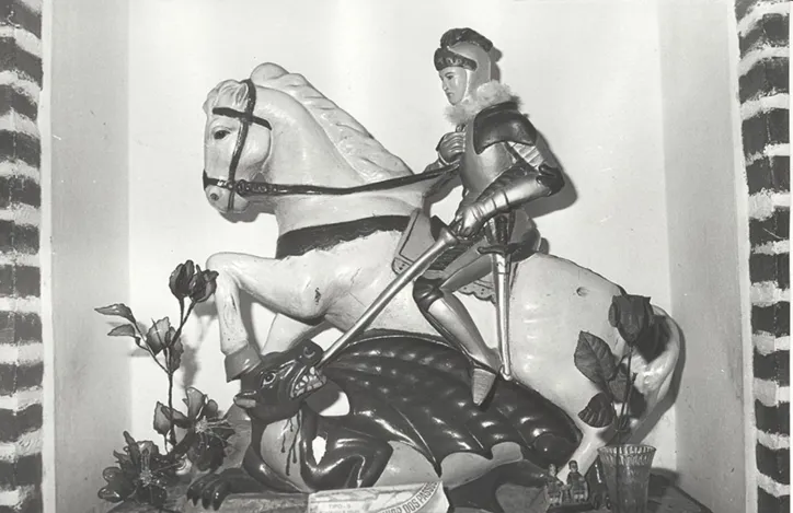 Imagem de São Jorge ia à frente nas procissões de Corpus Christi em Portugal e depois no Brasil. Data: 22/4/1985.