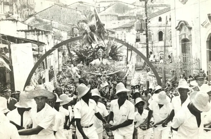O Caboclo subindo o Largo do Pelourinho em frente a Igreja Nossa Senhora do Rosário dos Pretos em 1973