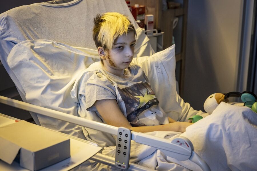 Volodymyr, de 13 anos, viajava com sua família, quando o carro foi alvejado por tiros