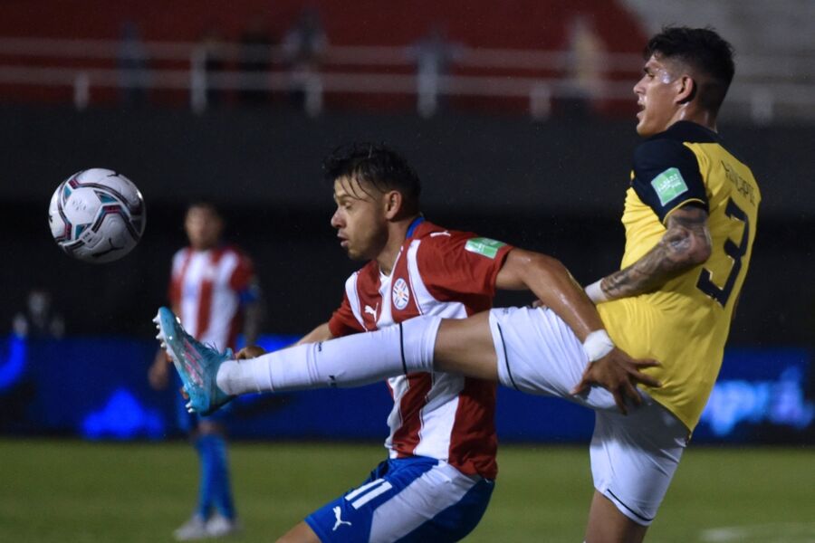 Cuantos jugadores juegan en un partido de futbol