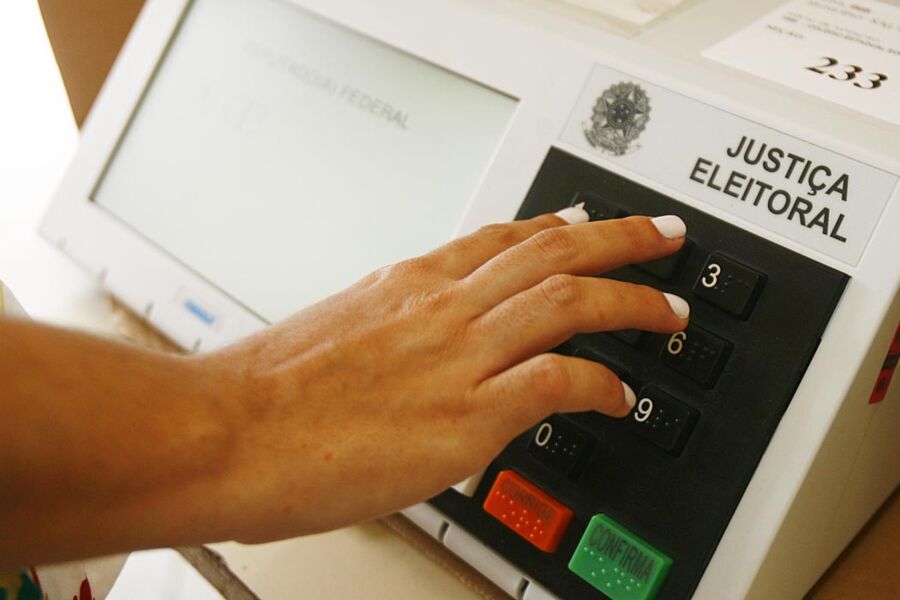 Qualquer conduta que resulte em desrespeito à legislação eleitoral estará sujeita às penalidades previstas em lei federal