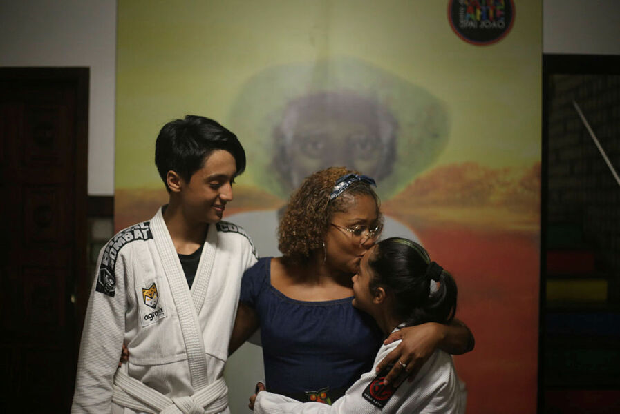 Tatiane Santos e seus filhos Simão e Samara na Cidade da Luz