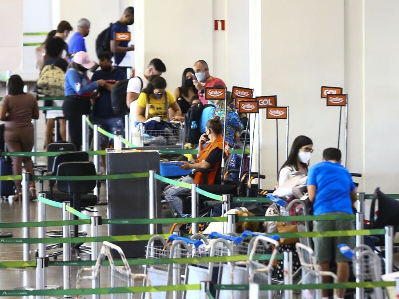 brasileiros e turistas estrangeiros precisam de um teste negativo de covid-19 para desembarcar no Brasil