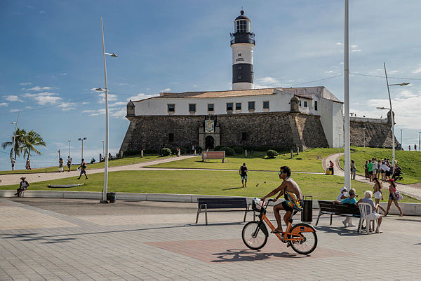 É contagiante ver os seus faróis e o Porto se desenhando na janela do avião, na proa da lancha que vem da Ilha até o Comércio, ou do ferry que atraca em São Joaquim