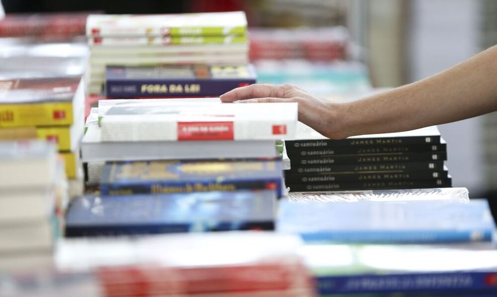 Celebrado neste sábado, Dia do Livro reforça a importância da leitura para o desenvolvimento infantil e dos jovens