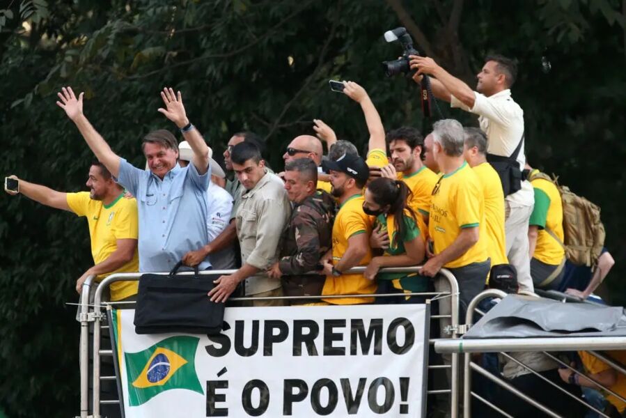Livo reflete sobre a disposição de Bolsonaro em atacar instituições imbuídas no controle constitucional