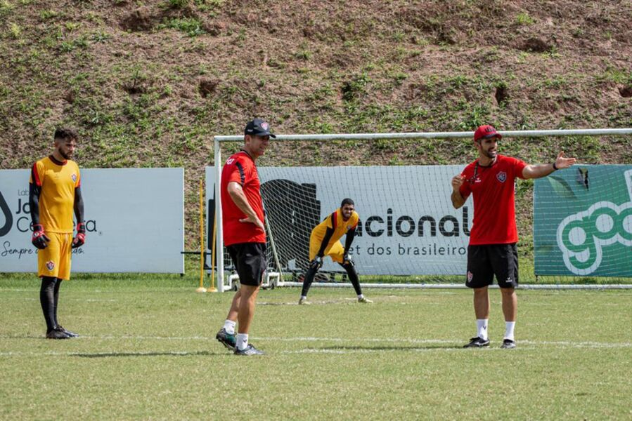 Técnico Fabiano Soares observa treino de bolas paradas na Toca do Leão