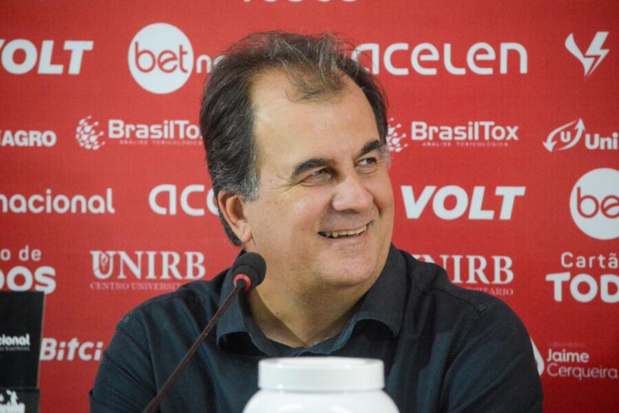 Presidente também comentou que o clube está atrás de um meia, após saída de Jadson