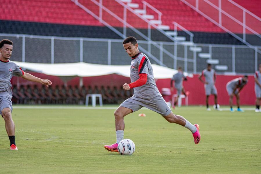 Técnico Fabiano promoveu um treino de finalização com transições e bolas paradas