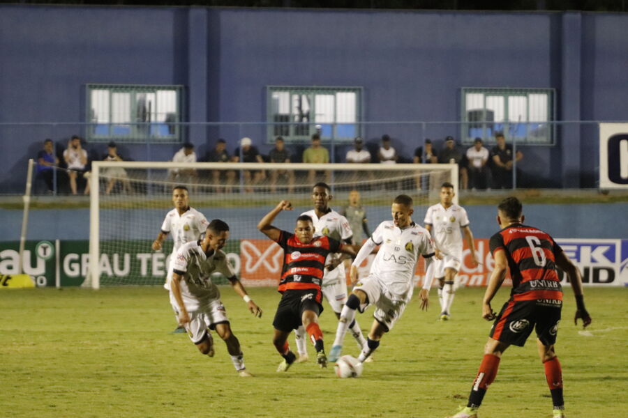 Leão criou mais oportunidades, mas esbarrou em noite inspirada do goleiro do time goiano
