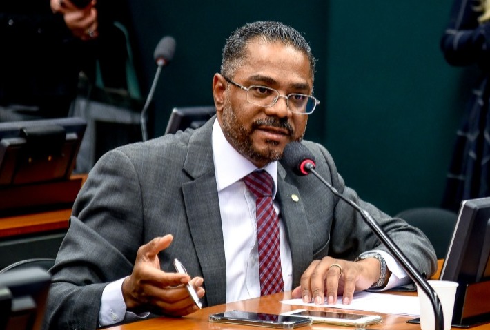 Deputado Bispo Marinho em discurso na Câmara Federal