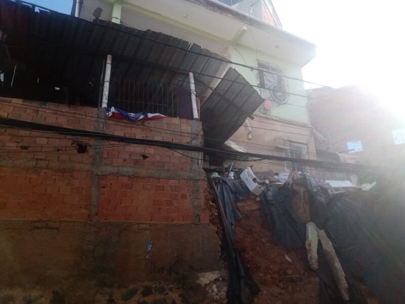 No imóvel já havia ocorrido, em outra ocasião, o desabamento de uma contenção de blocos de pedra