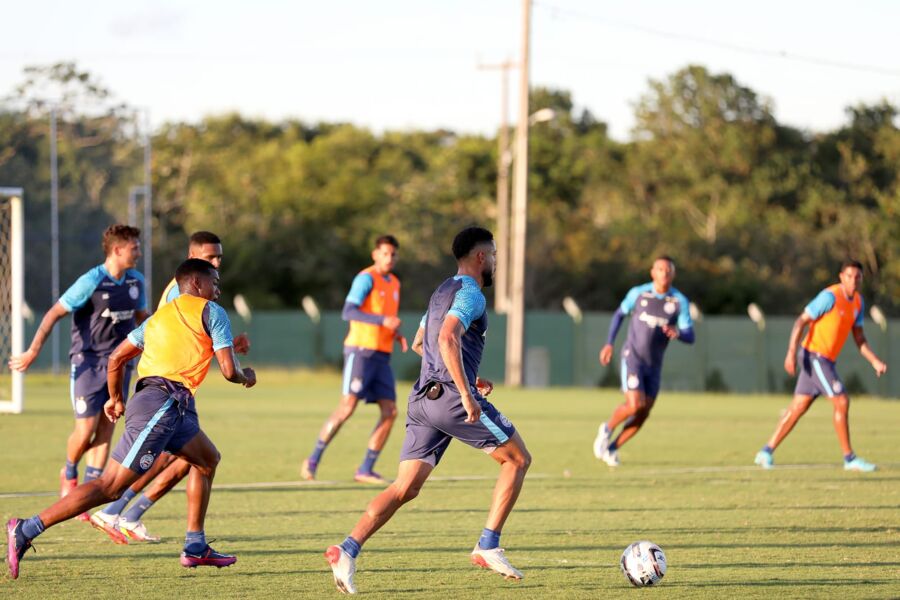 Depois do aquecimento com bola, em campo, o técnico Guto Ferreira posicionou jogadores de defesa e aplicou uma atividade de saída de jogo