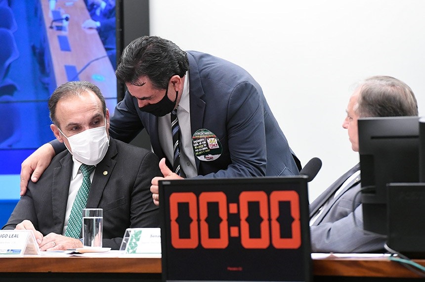 Hugo Leal (à esq.) em reunião da CMO com o deputado Domingos Sávio e o senador Izalci Lucas, em dezembro
