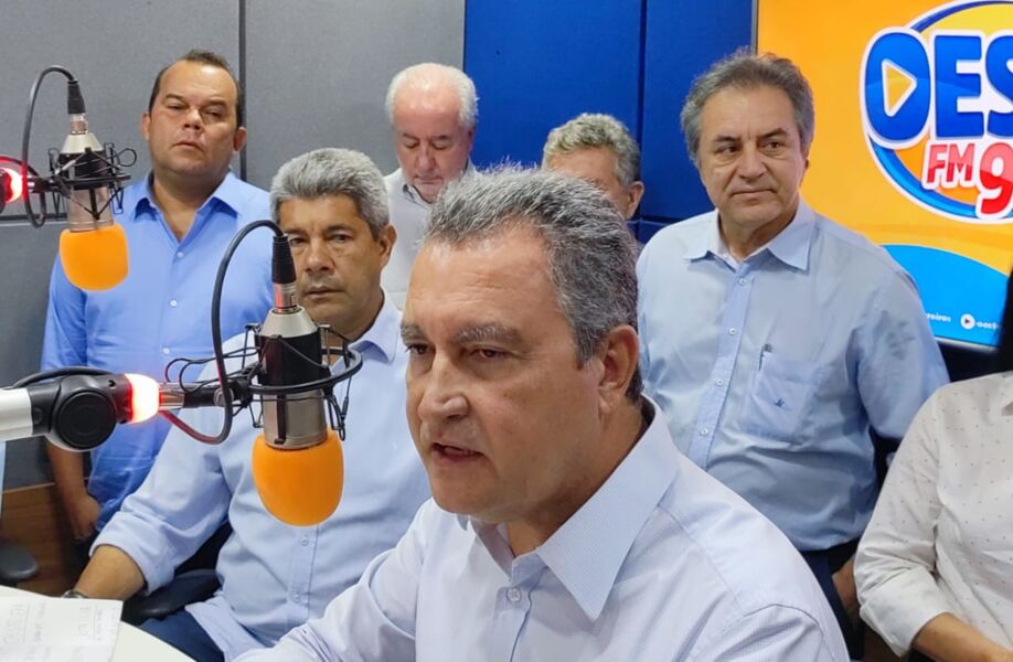 Governador Rui Costa (PT) ao lado de parceiros políticos durante entrevista à rádio Portal do Oeste FM, em Ibotirama