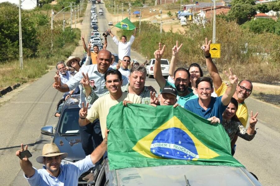 Candidato apoiado por Bolsonaro participa de carreata em Itapetinga