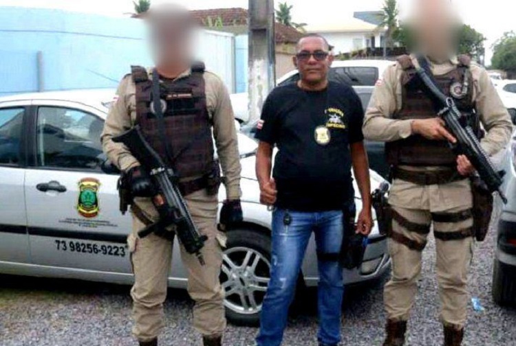 Na foto, Zenildo, entre policiais militares
